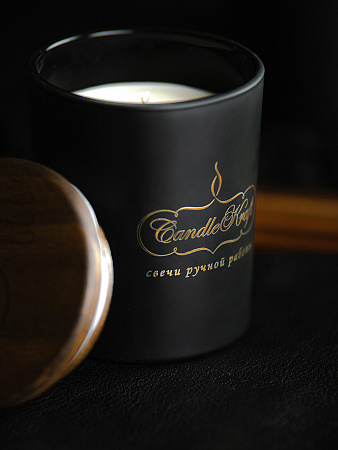 Свеча ароматическая CandleKraft Woodsmoke &amp; Leather Gentle Aroma black &quot;Древесный дым и Кожа&quot; от Мастерской уюта CandleKraft